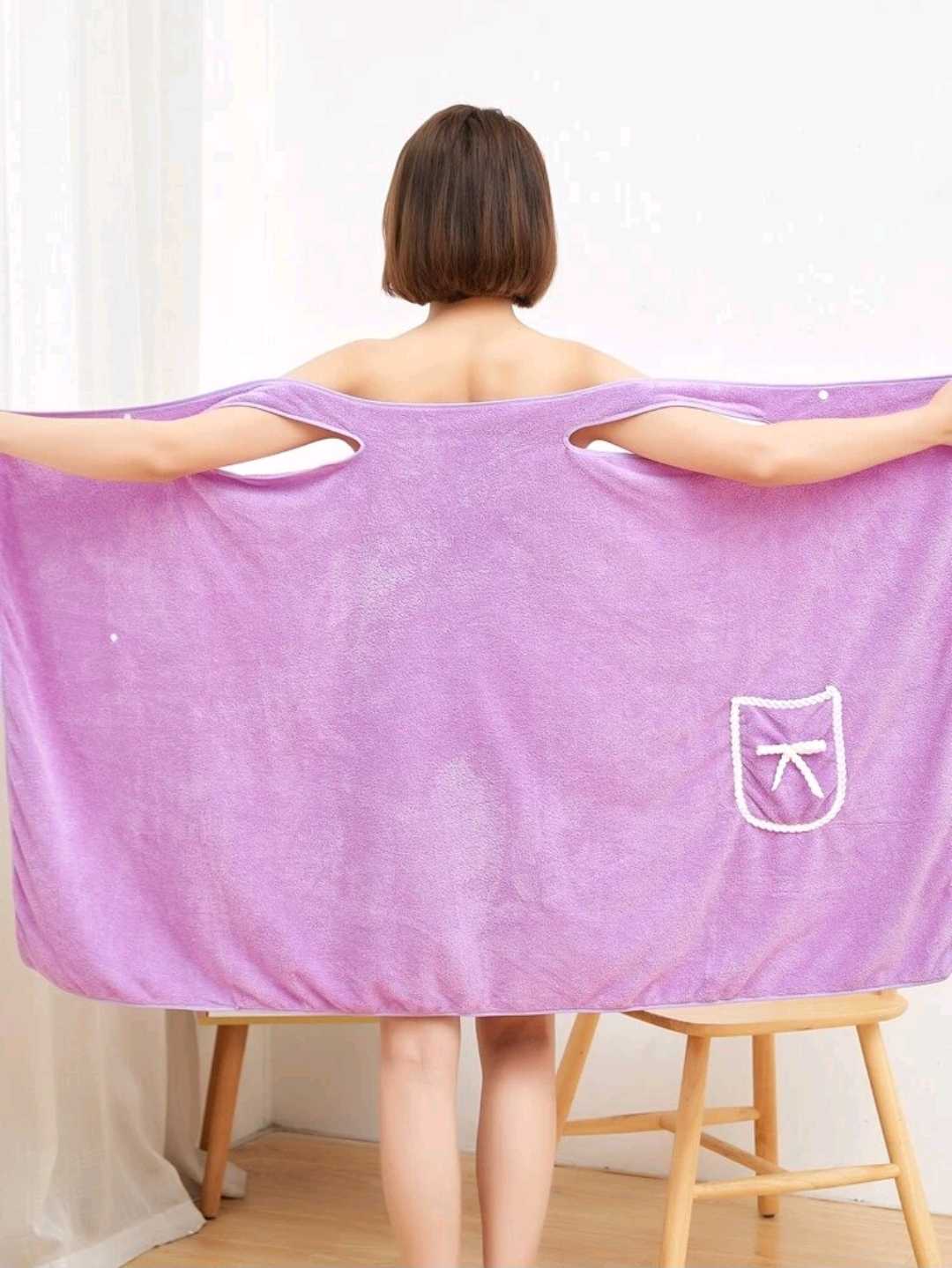 منشفة حمام مطوي مزخرف بقوس